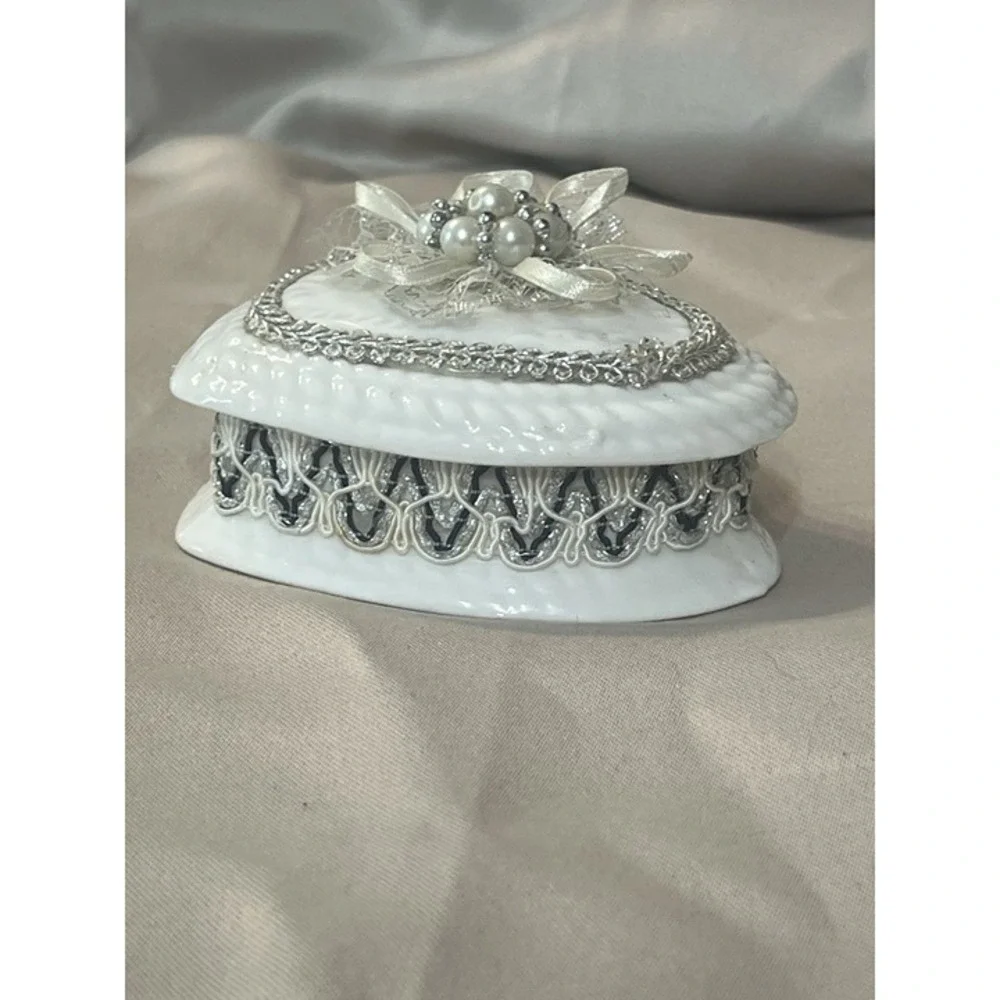 Ceramic Heart Shaped Trinket Box by FLOMO Unlimited (2323)‎